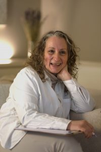 Bárbara Ramos, en la zona de camilla, con las notas en el regazo y sonriendo